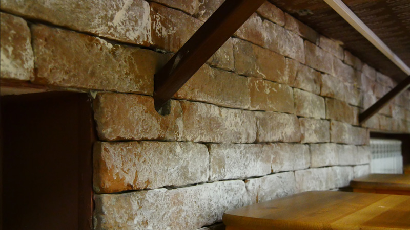 Оформление стен искусственным камнем в баре